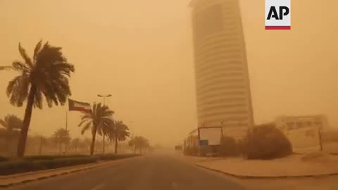 Heavy sandstorm hits Kuwait