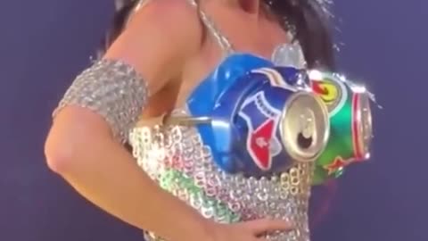 Katy Perry got viral for mid concert eye glitch.