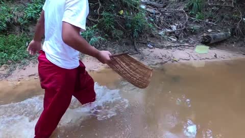 Super Fishing Hunting! Catch Tons of Oranda Goldfish in a River