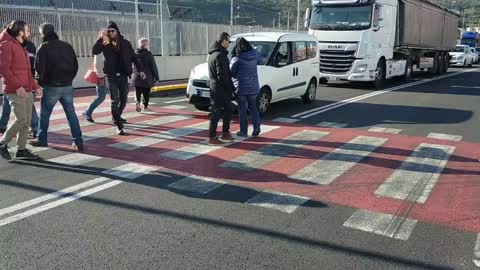 Protesta ad ancona, avanti e indietro sulle strisce pedonali, bloccano traffico in modo legale