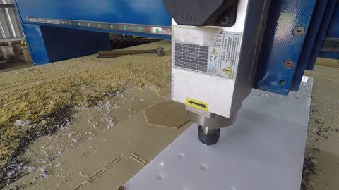 CORTANDO PEAD EM ROUTER CNC MODELO IR2550