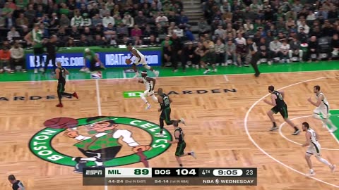 The swipe into a pull-up 3, what a sequence from Khris Middleton 🔥 MIL-BOS 4Q