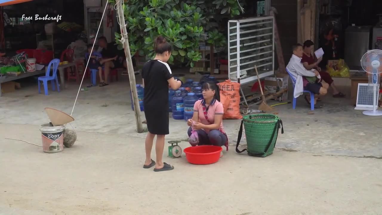 The village woman went down to the pond to catch eels, and the harvest was full