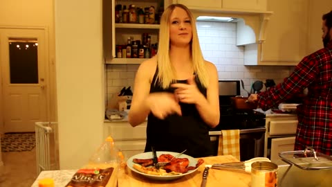 AMERICAN TRIES COOKING BRITISH STUFF Full Breakfast