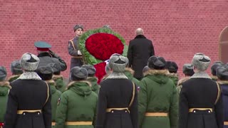 Putin lays wreath to honor armed forces