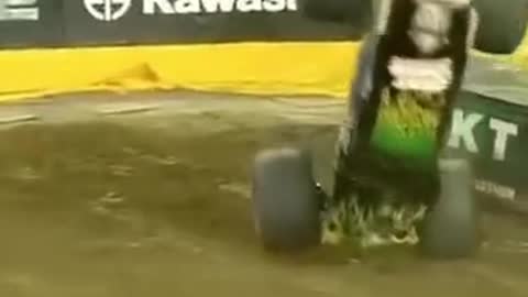 WOW 🤯 #monsterjam #monstertruck #gravedigger 🏴‍☠️ #backflip #motorsport #fyp