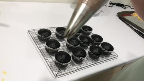 Satisfying cake piping