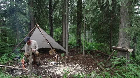 Bushcraft Tarp Camp (3/5) - Log Table