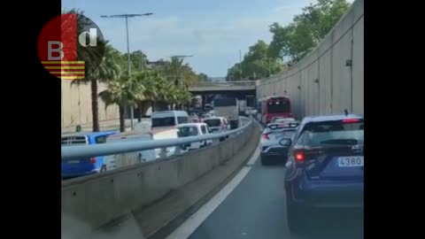 Accidente en la Ronda de Dalt entre un camión, un bus y un turismo