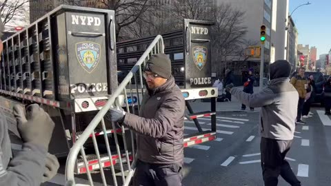 NYPD is setting up steel barricades outside Manhattan Criminal Court.