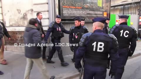 Injures et baston entre CRS et Policiers en civils. Paris/France - 9 Décembre 2013