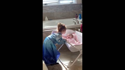 Baby lights up when big sister sings to her