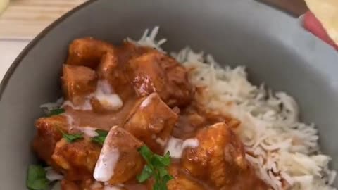 Healthy butter chicken & garlic naan 😩🔥 (via @Miranda )