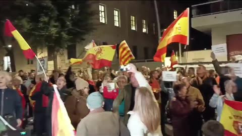 Tarragona rechaza la amnistía al golpe con gritos: "Pedro Sánchez a prisión" 81)