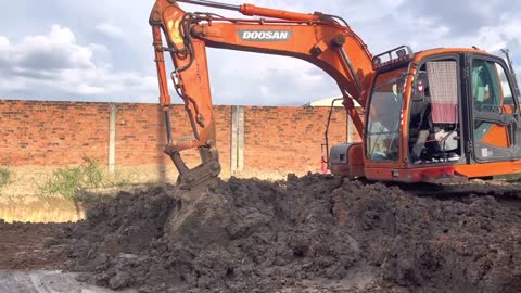 DOOSAN DX-300-LC-HD Excavator Dig mud Dirt To prepare drainage and roads Be Tong