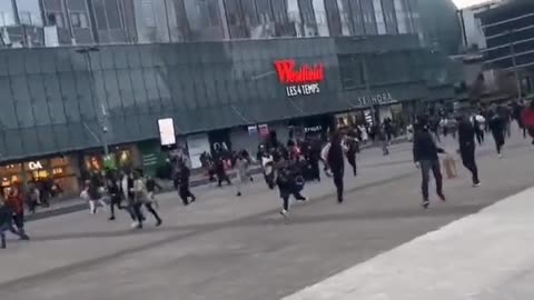 Mass panic at La Défense shopping mall in Paris - A man has jumped to his death inside of the mall