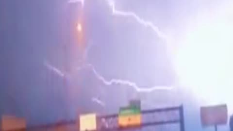 Captivating Moments: Witness the Mesmerizing Beauty of Massive Lightning Strikes Caught on Camera!