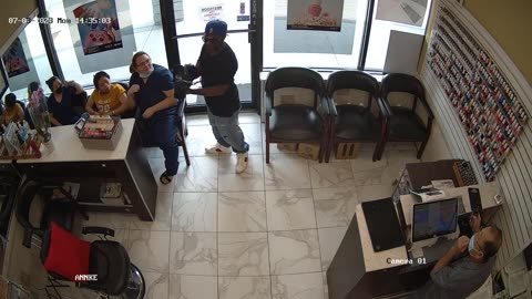 Man fails to rob Atlanta nail salon as witnesses refuse to comply with demands