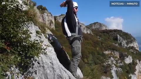 Salto de BASE jumping com 8 mortais