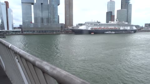 De Holland America Line Zaandam ligt aan de Kade van Rotterdam.