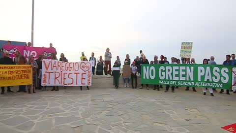 2021-10-30/01 - Corteo No Green Pass a Viareggio. Intervento di Concetta