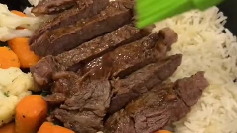 Steak & veggies with a side of rice! 500 calories & 35g protien!