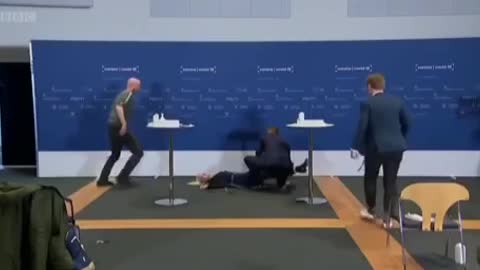 MỘT QUAN CHỨC ĐAN MẠCH RỤNG SAU KHI TIÊM NGỪA COVID 🇺🇸DENMARK GOVERNMENT OFFICIAL DROPS AFTER TAKING THE JAB 🇪🇸EL OFICIAL DEL GOBIERNO DE DINAMARCA SE CAE DESPUÉS DE TOMAR JAB 🇫🇷UN OFFICIEL DU GOUVERNEMENT DU DANEMARK TOMBE