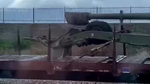 A train with FH-70 howitzers and Astra SM 66.40 Prime Mover for them in Italy on the way to Ukraine