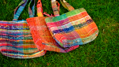 しあわせをよぶ虹織りアートトートバッグ（ズーム動画）, Rainbow weaving art tote bag (Close-up)