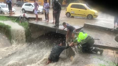 Heroica acción de policía que salvó a menor que era arrastrado por un arroyo en Barranquilla