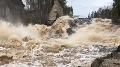 Rough current at the dam