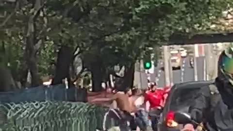 Video: Con machetes y cuchillos se enfrentaron hinchas del Deportivo independiente Medellín