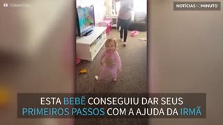 Menina ajuda irmã incapacitada a dar os primeiros passos