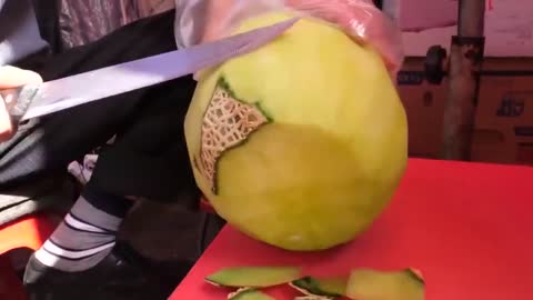 See how Koreans cut melon?