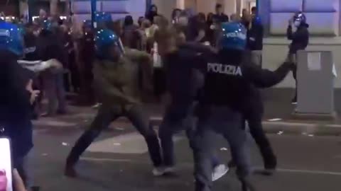 Poliziotti istigatori provocano loro stessi i manifestanti