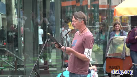 Die Karuna-Welle (Rainer auf der Mahnwache auf dem Heumarkt in Köln am 10.05.2020)