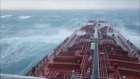 TOP 10 NAVIOS E BARCOS ATRAVESSANDO TEMPESTADES EM ALTO MAR