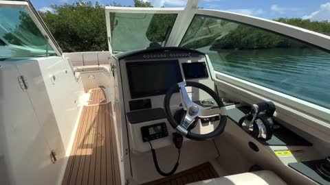 2017 Boston Whaler 32 Vantage