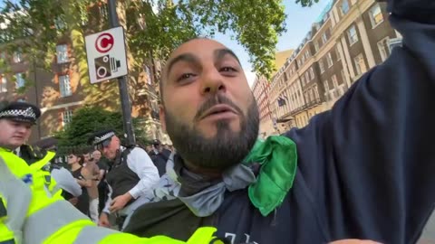 Islamist in London fails to answer my question and the police protects him.