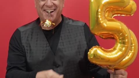 Gracioso abuelito en su cumpleaños