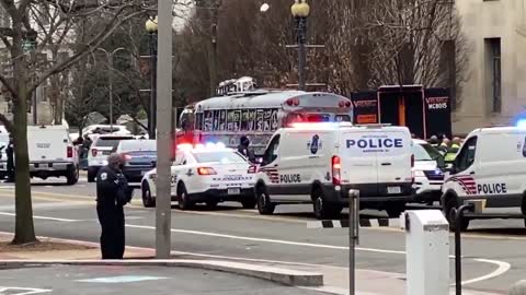 Hippies For Trump Bus Stopped At DOJ HQ (2:34pm, Jan 5)