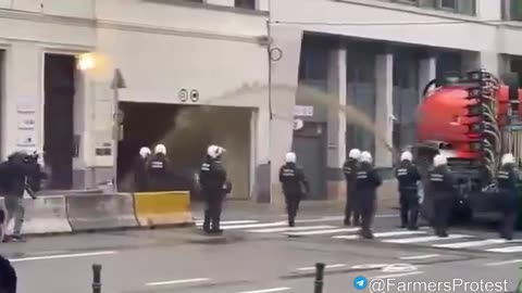 Germany 🇩🇪 | Farmers spray shit in police..