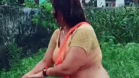 Hottest aunty saree navel show # moviecut # viral videos