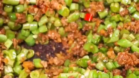 Appetizing and refreshing, it is fried with minced meat, not to mention fragrant