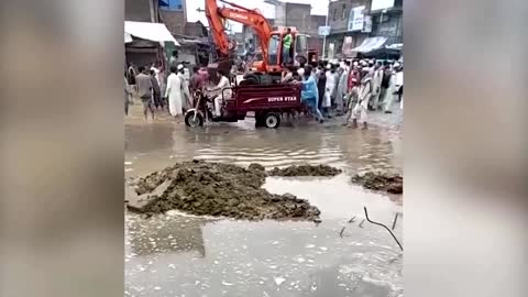 Floods create chaos in northern Pakistani town