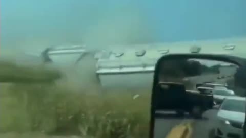 Train derailment in Oklahoma caught on camera