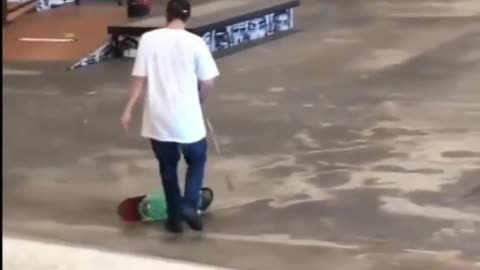 Skateboarding competition of a blind little brother.