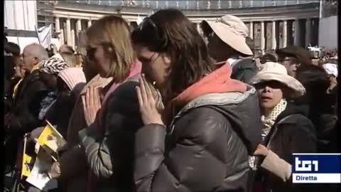 SALUTIAMO PAPA BENEDETTO XVI - “La sua benedizione e la Preghiera del Pater”.😇💖🙏