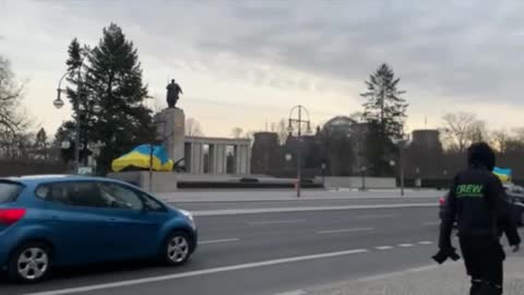 Memorial Soviet tanks were covered with the Ukrainian flag