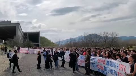 Ρίγη συγκίνησης σκόρπισε το τραγούδι στη συγκέντρωση των φοιτητικών συλλογών στα Τεμπη